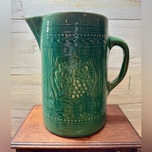 VINTAGE, McCOY STONEWARE POTTERY PITCHER. GREEN WITH GRAPE DESIGN.